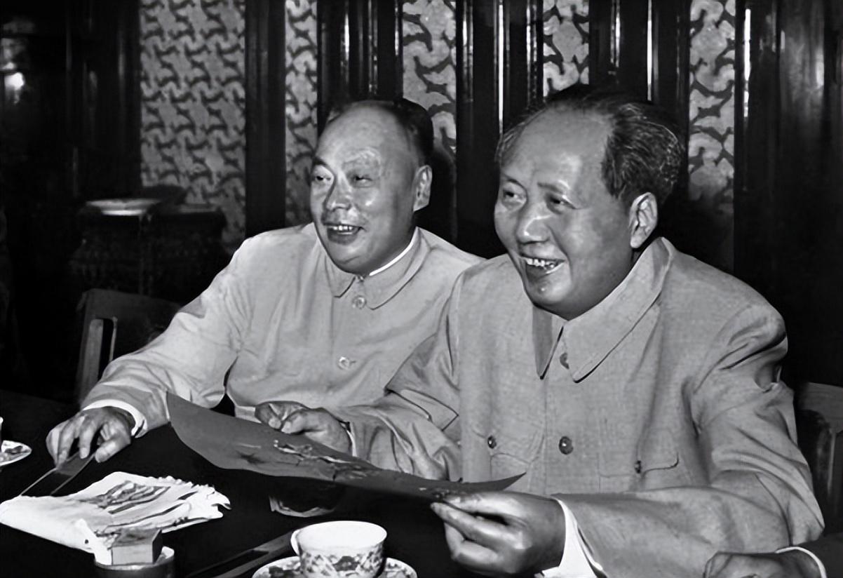 毛主席为什么喜欢陈毅？因为陈毅有六个优点，难怪被偏爱毛主席为什么喜欢陈毅？这