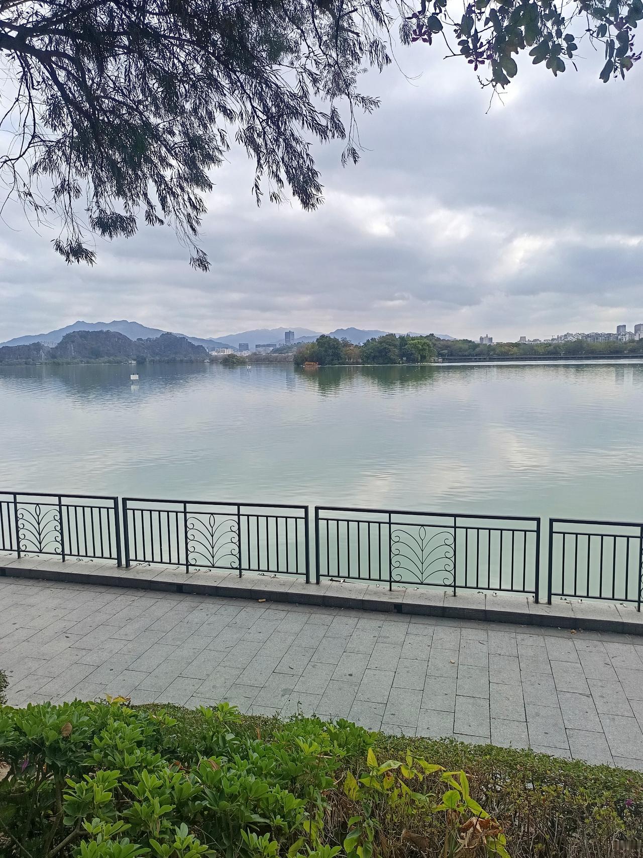 肇庆这个拥有两个5a级风景区七星岩和鼎湖山的地方还是退出5A级风景区吧！