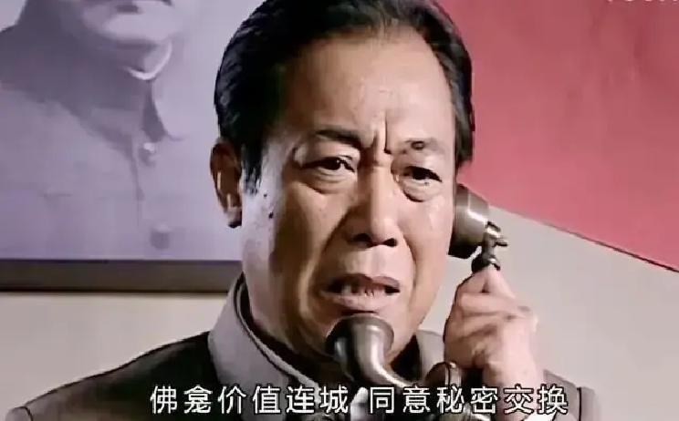 手表递出3分钟，他死了吕宗方把余则成叫到角落，解开表带，塞过去。动作像在递