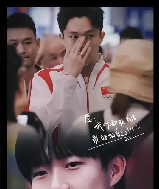 哇！好惊人的发现！🦁️哥无名指凹陷好明显！这难道是经常戴戒指吗？