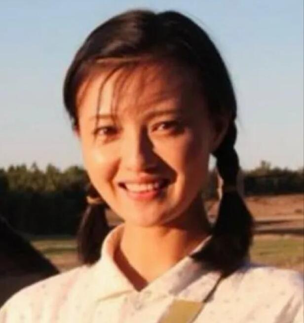 1976年，25岁女知青红梅抱着4岁的儿子回到北京。哪知，她的母亲竟跳着脚大骂：