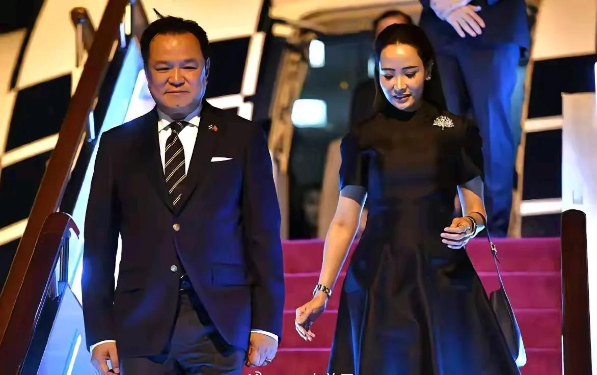 泰国总理夫人苏帕南穿着藏蓝色衬衫和浅蓝色牛仔裤出现在成都街头，一身休闲穿搭，扎着