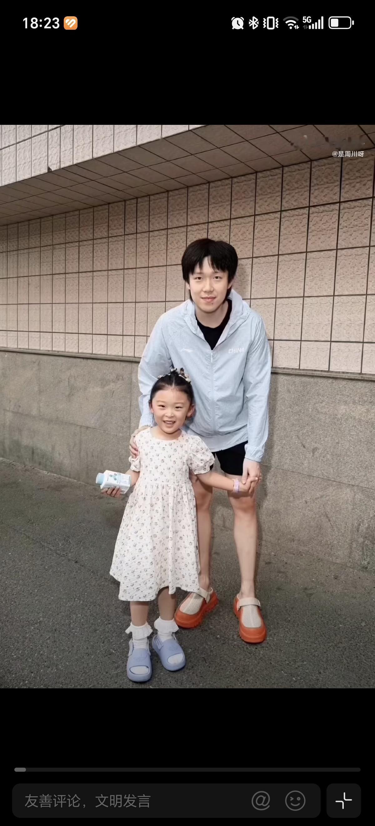 6月13日王楚钦以后一定是个女儿奴，看看今天王楚钦和小女粉丝合影，这弯腰的动好暖