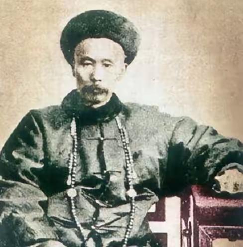 1895年，李鸿章站在威海卫的海岸边，看着北洋水师的残骸漂在海面上。身边的幕僚小