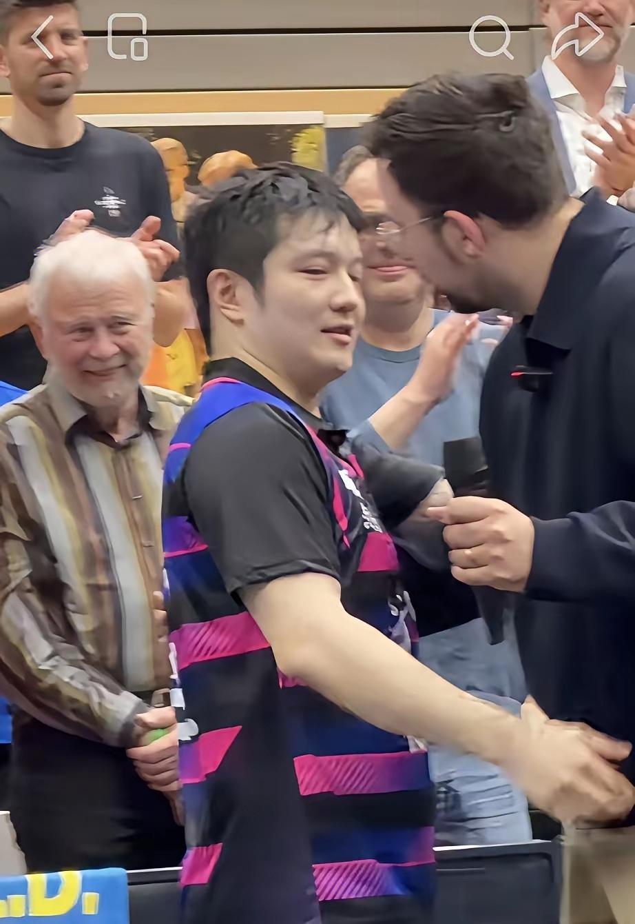 逗你一笑：看到这张照片，你想到了樊振东的哪句“金句”？[呲牙笑]