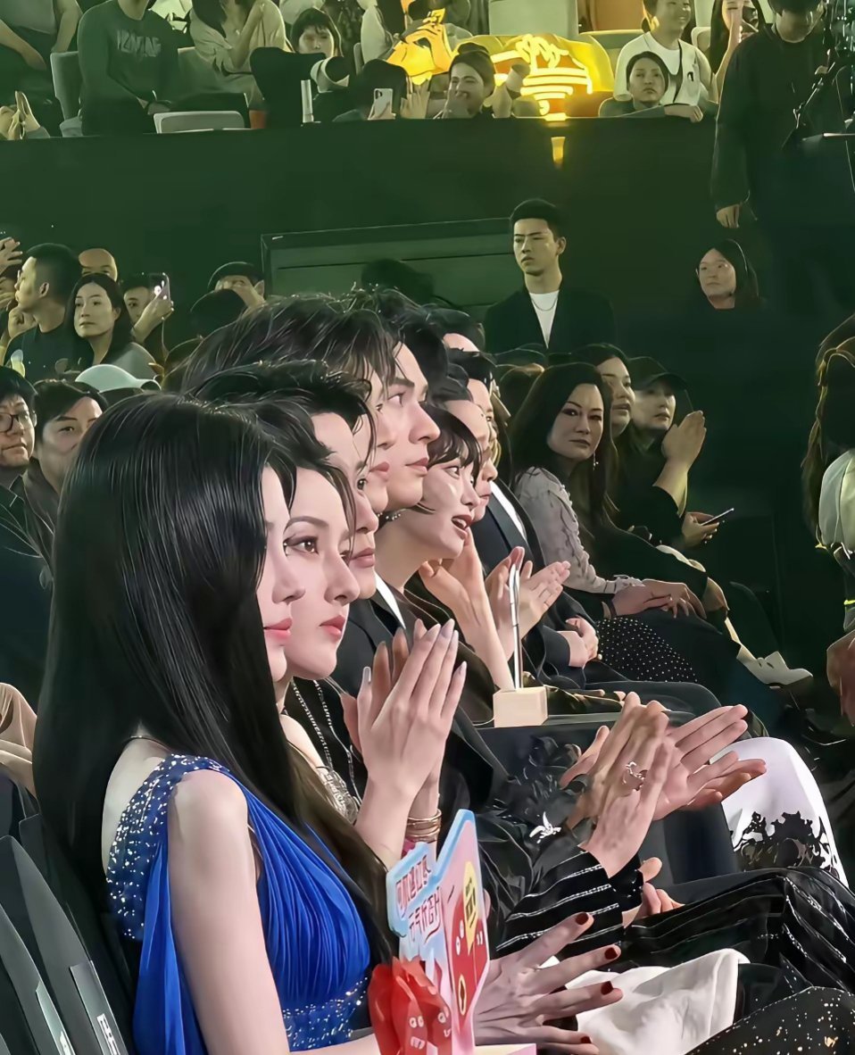 一眼过去全是鼻子在C位