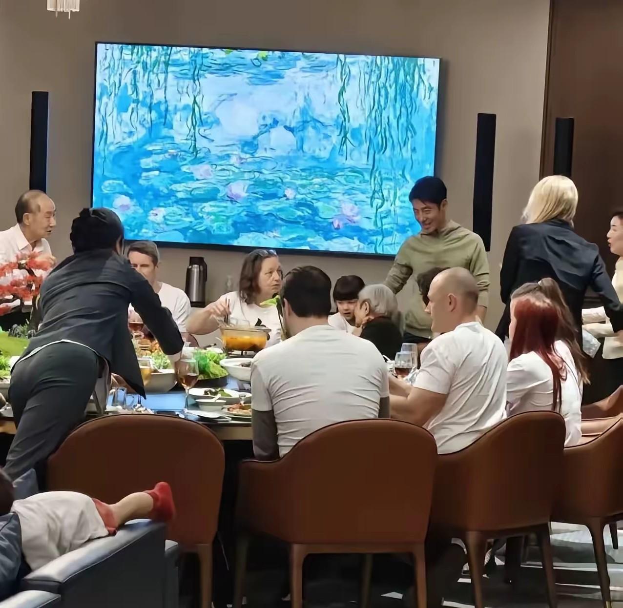 撒贝宁今年荣获全国五一劳动奖章，五一假期带着妻子和一双儿女回到武汉，接来了岳父母