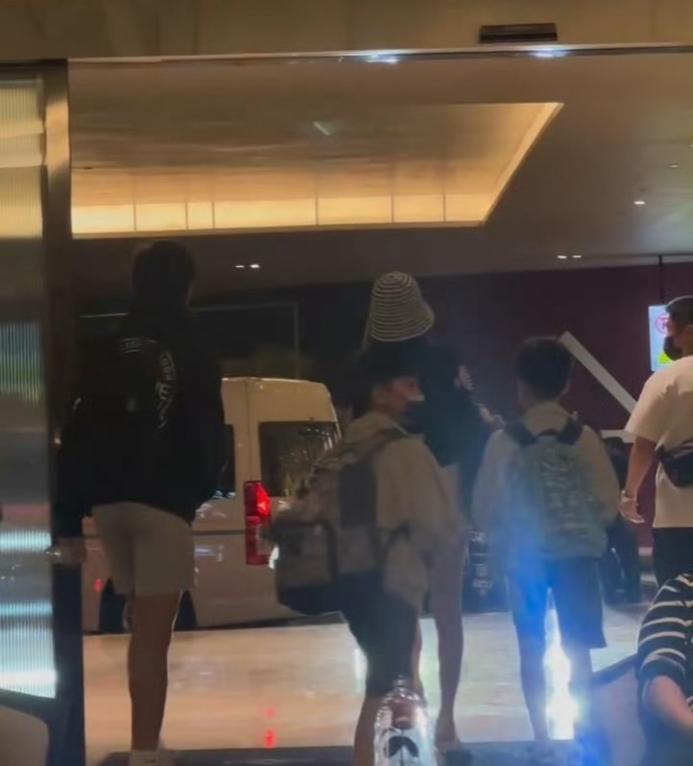 当年那个奶声奶气的Kimi身高已经超过妈妈了，近期林志颖妻子陈若仪携三个儿子外