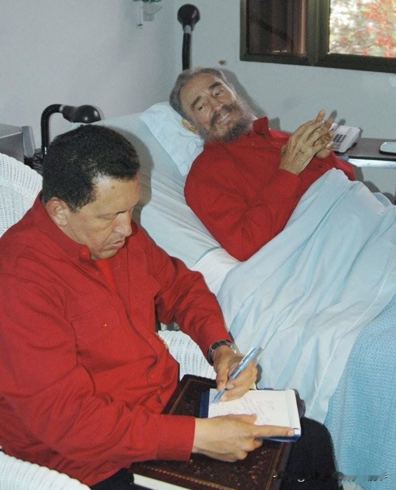 2006年，古巴，病房之中，躺在病床上的卡斯特罗和专程赶来探望他的委内瑞拉领导人