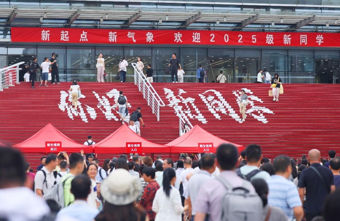 北京大学迎新，宿舍引人注目。近日，北京大学开学，2025级新生报到。据了解，北