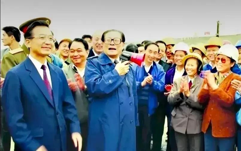 这是一张三峡大坝建设工地的珍贵老照片，拍摄于一九九四年三月，距离现在已经有三十一