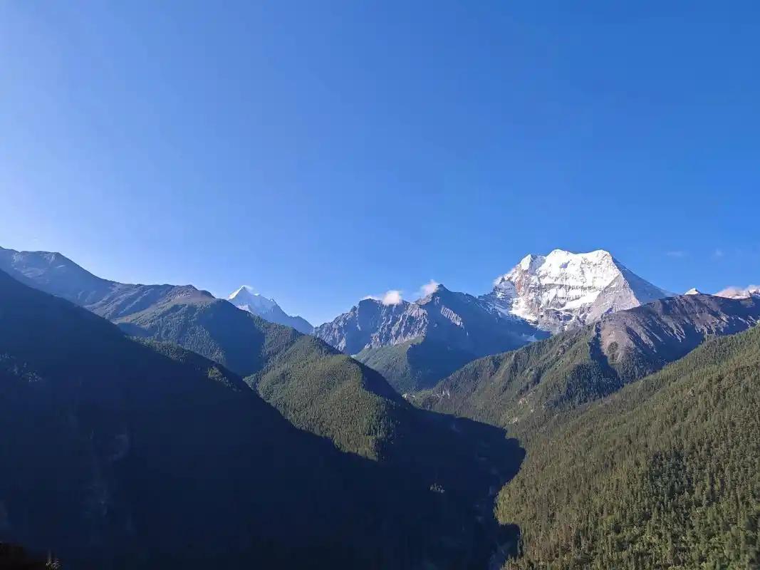 稻城亚丁最害怕的，不是整改，不是罚款，是摘牌。5A景区这块金灿灿的牌子，就是稻