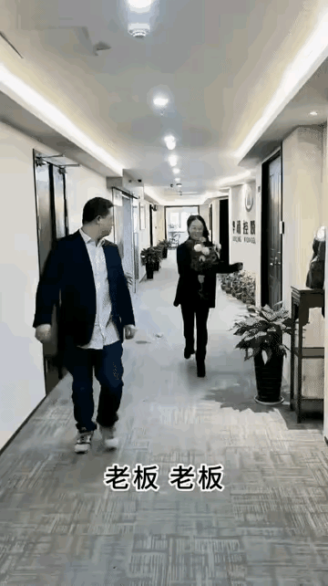 这位美女的智商太高了？在去上班的时候，看到老板走在前面，美女手捧鲜花，一路小跑追