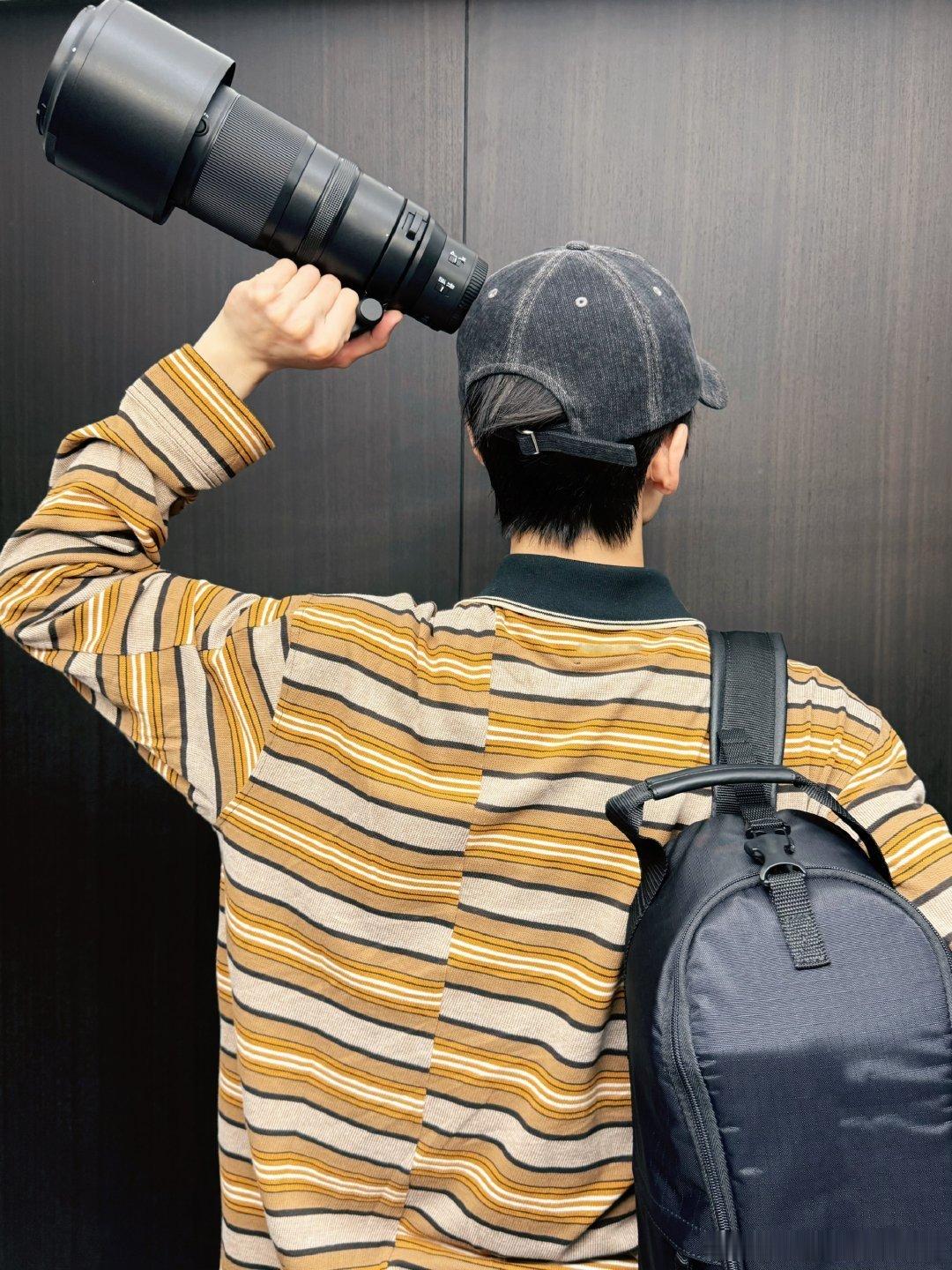 张凌赫大学学的电气工程专业这理工男装备党是真喜欢啊～爱不释手！瞄准了就拍～当站哥