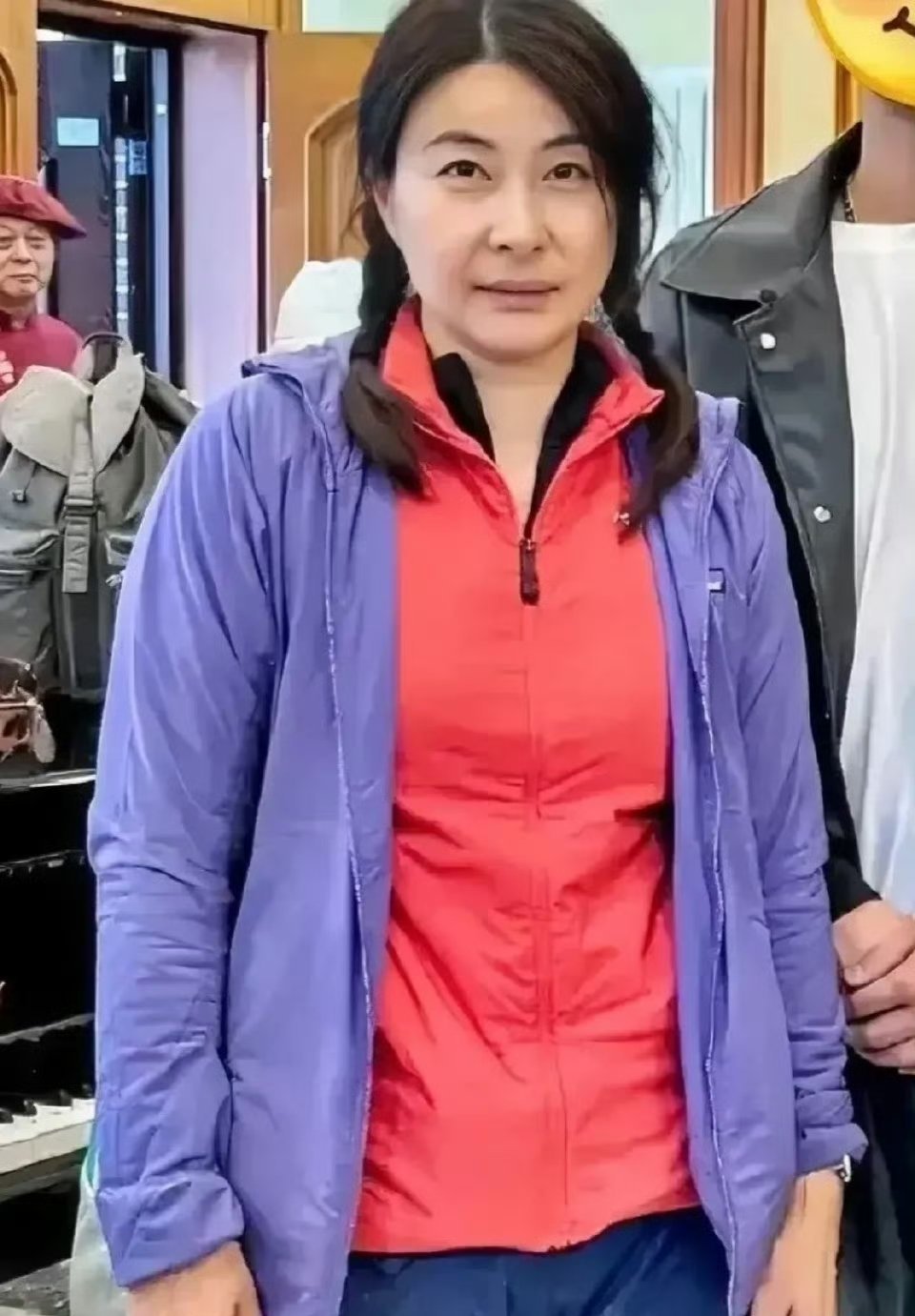 郭晶晶当然比不上叶一茜，不然田亮为什么不娶郭晶晶？郭晶晶：1981年出生，163