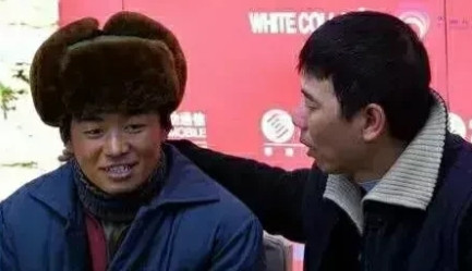 当年，王宝强在拍摄《天下无贼》时，无意中发现了冯小刚导演胃疼的直皱眉头。等杀青后
