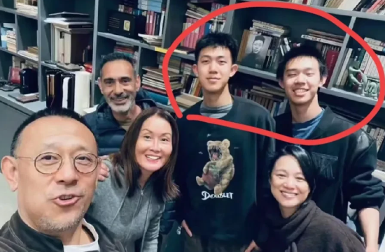 这是姜文的两个儿子和一个女儿，姜文也比较偏爱他的长女，他曾经说过“我的女儿是世界上最美的女孩”