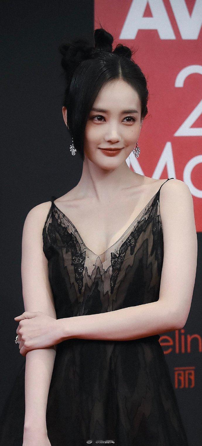 李一桐低胸礼服特写
