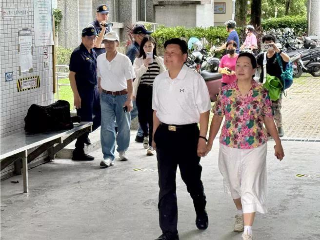 罢免投票今天举行，国民党傅崐萁与妻子、县长徐榛蔚今早10时许一起进入投票所投票，
