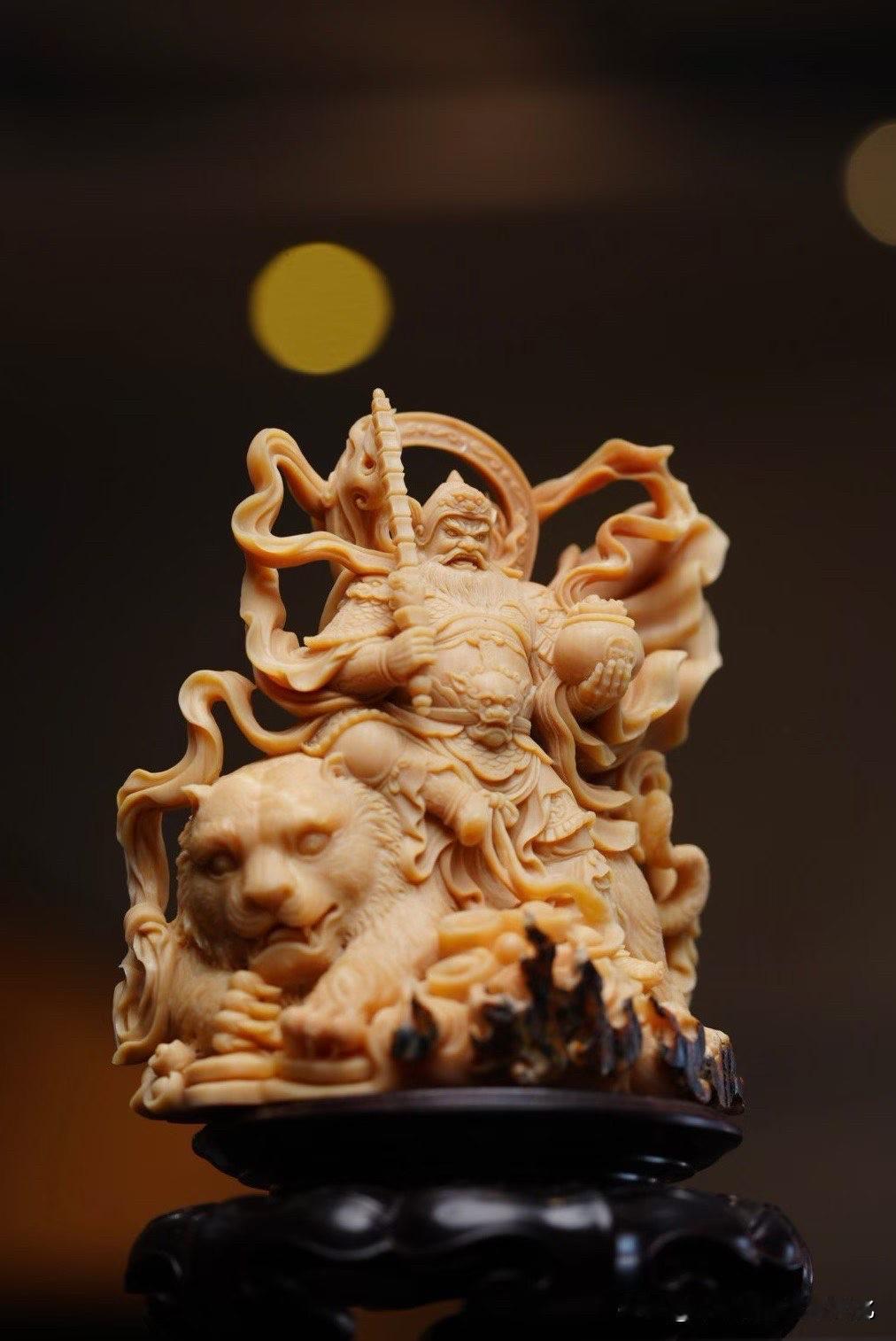 这尊赵公明，不大。但气很稳。猛犸咖料的色泽收着光，温润里带一点沉，第一眼
