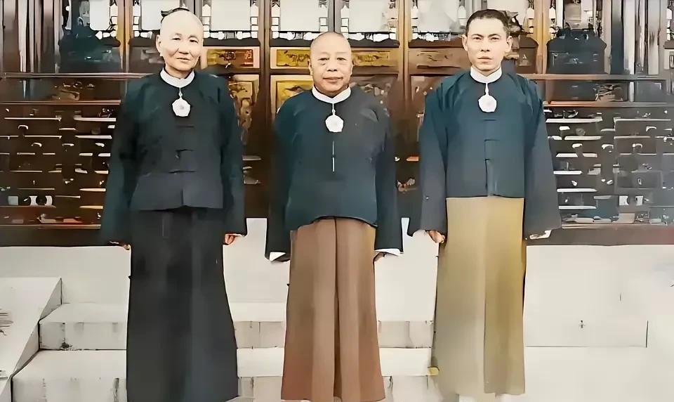 这是1935年，上海滩三大亨的合影照。照片中左边的是张啸林，他一点凶神恶煞，一