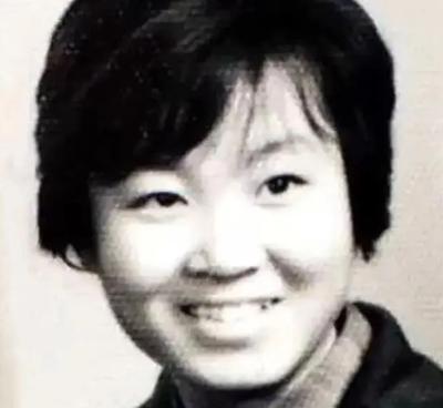 1974年4月的西双版纳，雨下了整宿。上海知青朱梅华揣着手电筒走出宿舍时，谁