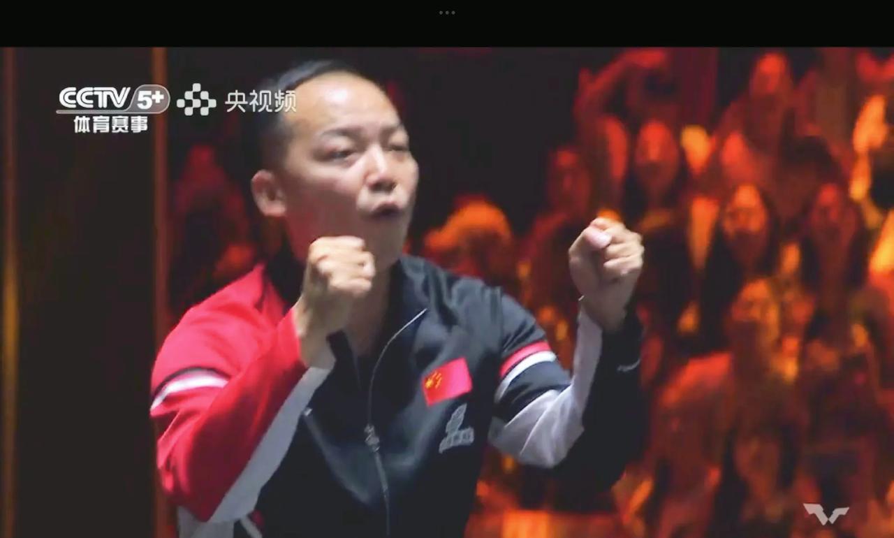10月02日，王曼昱对阵早田希娜比赛的场外教练，继续是任浩，虽然年轻，只有30岁