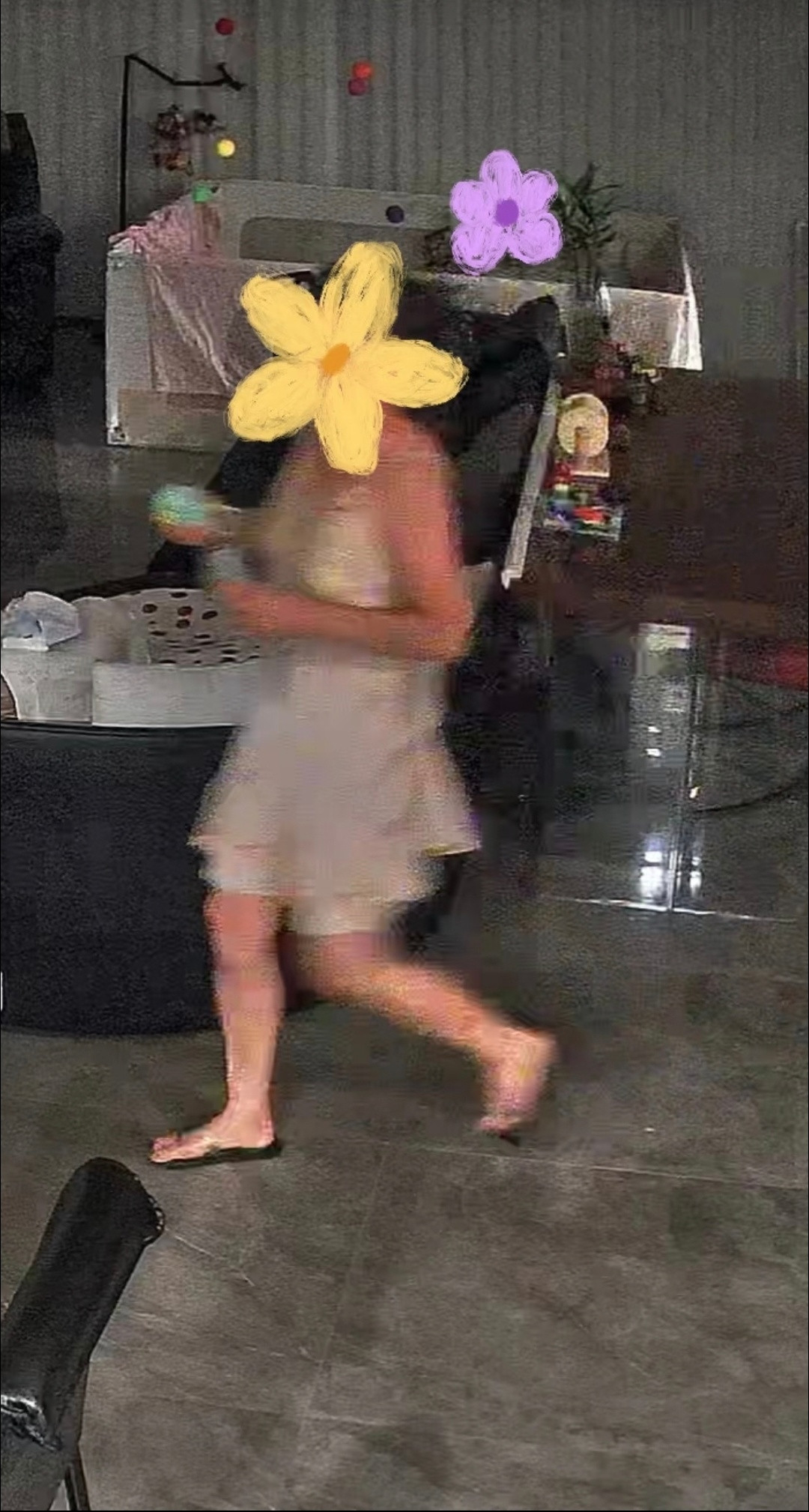 求助各位，育儿嫂在家穿蕾丝吊带裙正常吗？新找的育儿嫂上户不到两周，今天一件小事让