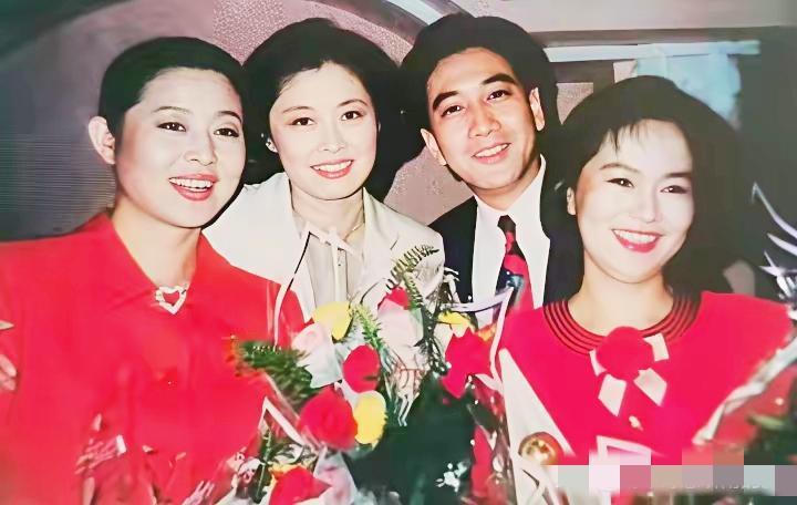 两萍一丹，都是央视台柱子！这位凑热闹的男士，有认得的吗？