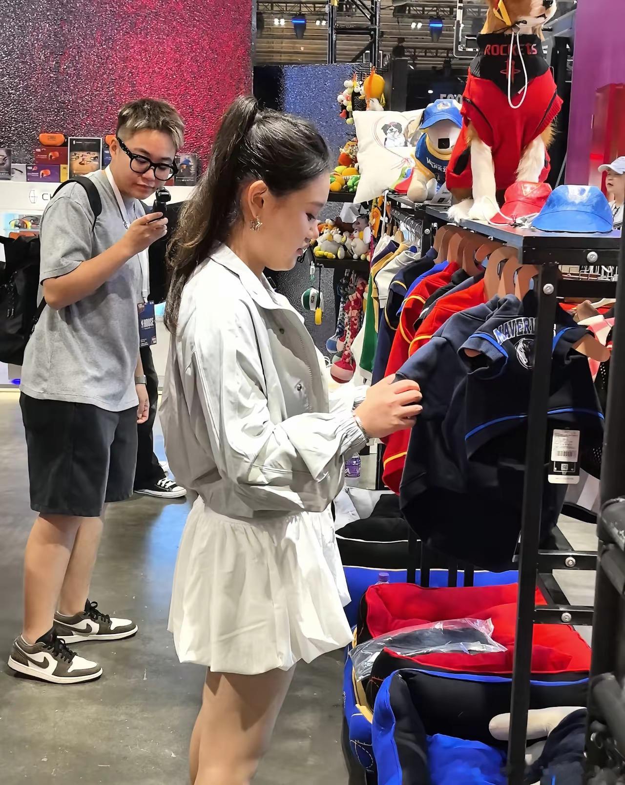 有网友在澳门偶遇张家齐，她受邀参加NBA中国赛的活动！有一说一，这孩子很适合在台