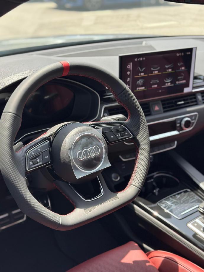 这款奥迪A4L的整个内饰有一种淡淡科技风，我认为还是可以接受的。全液晶行车电脑显