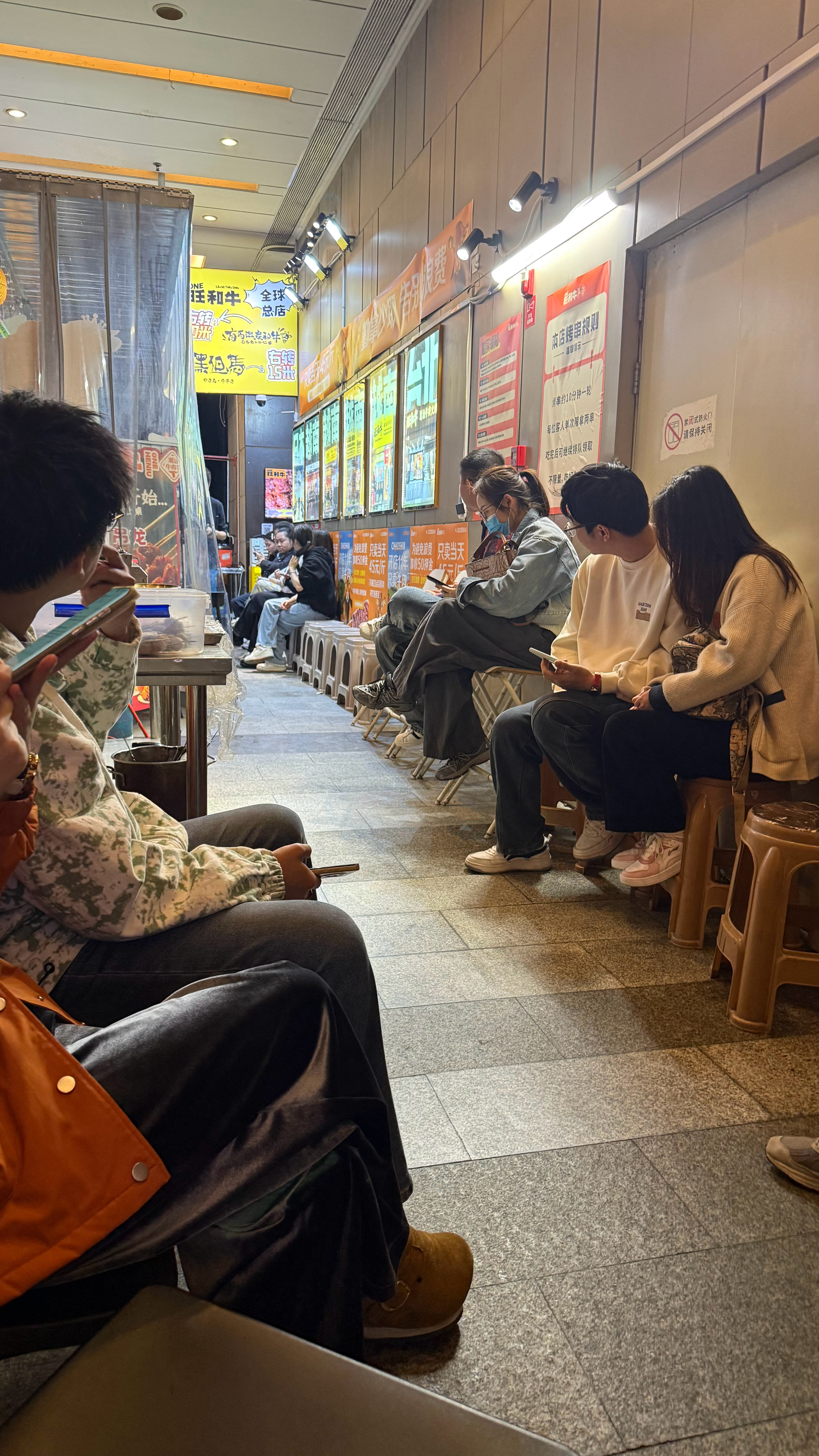 又来吃潮汕牛肉火锅了这家还不错，排队等位可以免费吃烤牛丸