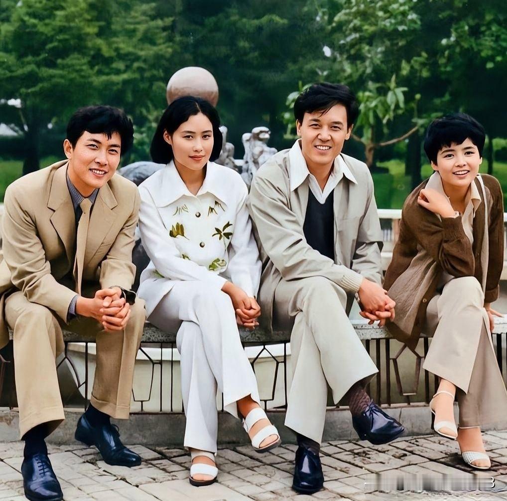 这张老照片可有年头了，是1981年拍的，唐国强、斯琴高娃、达式常、张瑜几位年轻时