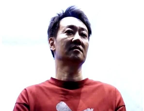 辛柏青父母最近被拍到在小区楼下长椅上抹眼泪，邻居说老两口这半个月瘦了一大圈。