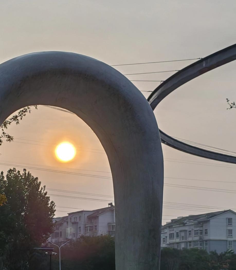 某S,单位一期工程建设时,因私下说话“不当”被换下,接替者就是举报者,S深恨,无