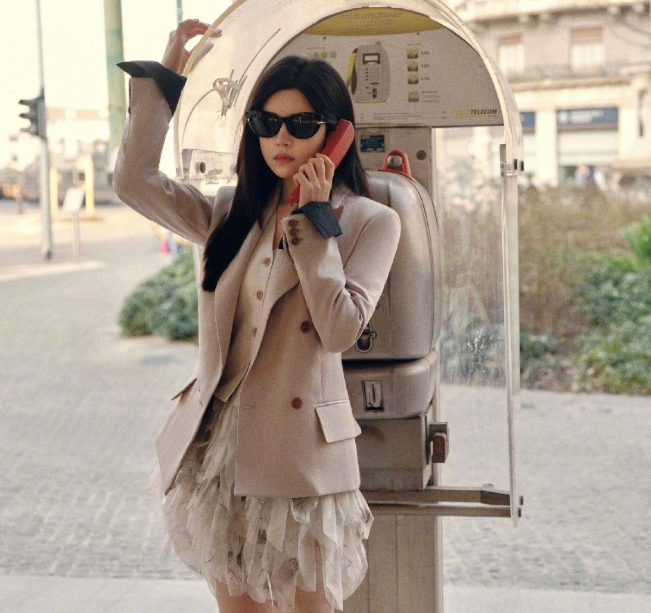 陈妍希的这个西装造型美翻了有故事也有温度，有气质也有温柔，个性十足，尽显非凡女