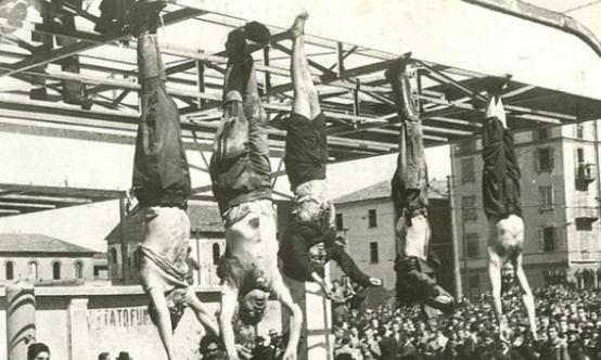 1945年，墨索里尼的情妇被处决后倒吊在广场上，短裙垂下来，整个人一览无遗。围观