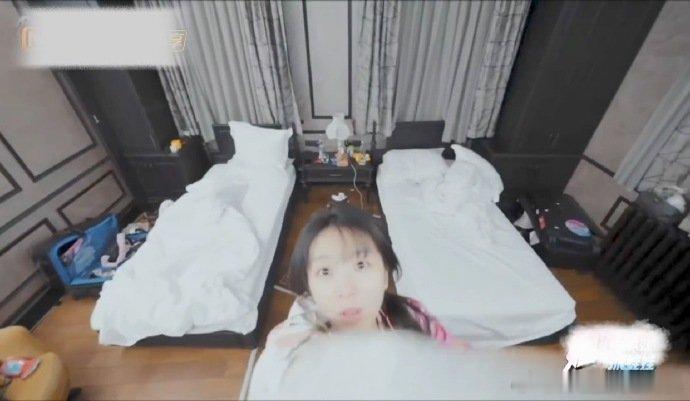 田曦薇睡醒素颜田曦薇素颜慵懒小猫田曦薇睡醒素颜，咱就说元气甜妹素颜慵懒小猫，素