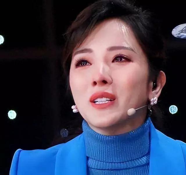 李思思被那位大人物捧上春晚舞台上的，有的说靠自身努力，那是扯，如今落魄，26岁