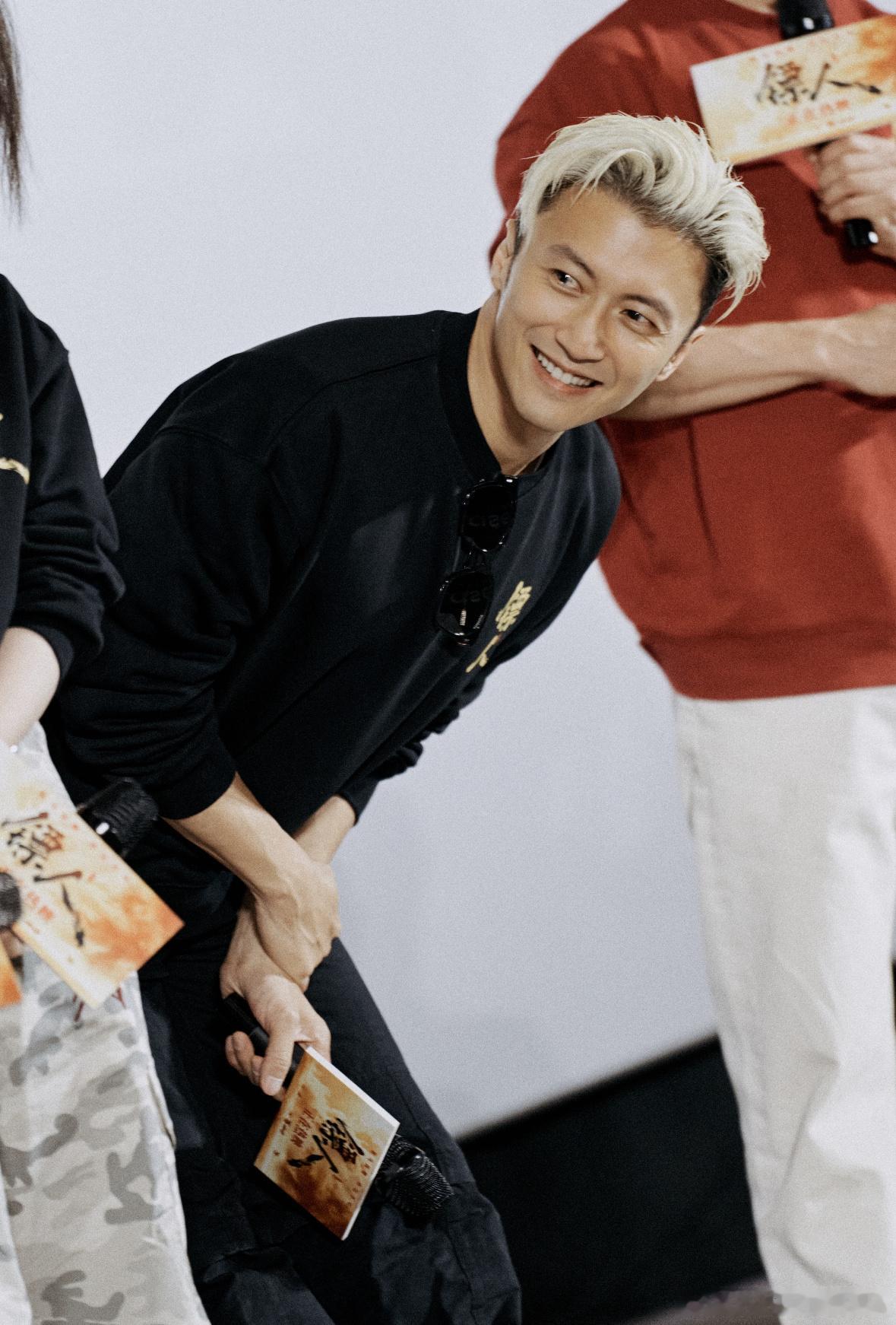 谢霆锋被粉丝调戏到红温银幕上霸气侧漏，私下里被粉丝逗到脸红升温，高冷外表下藏着