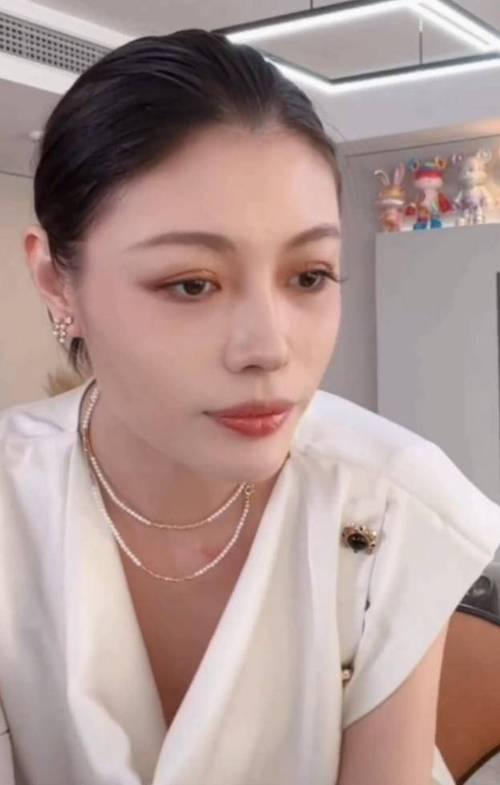 2026年4月，葛荟婕直播坦言：汪峰对她仁至义尽。她自曝19年未付小苹果抚养费，