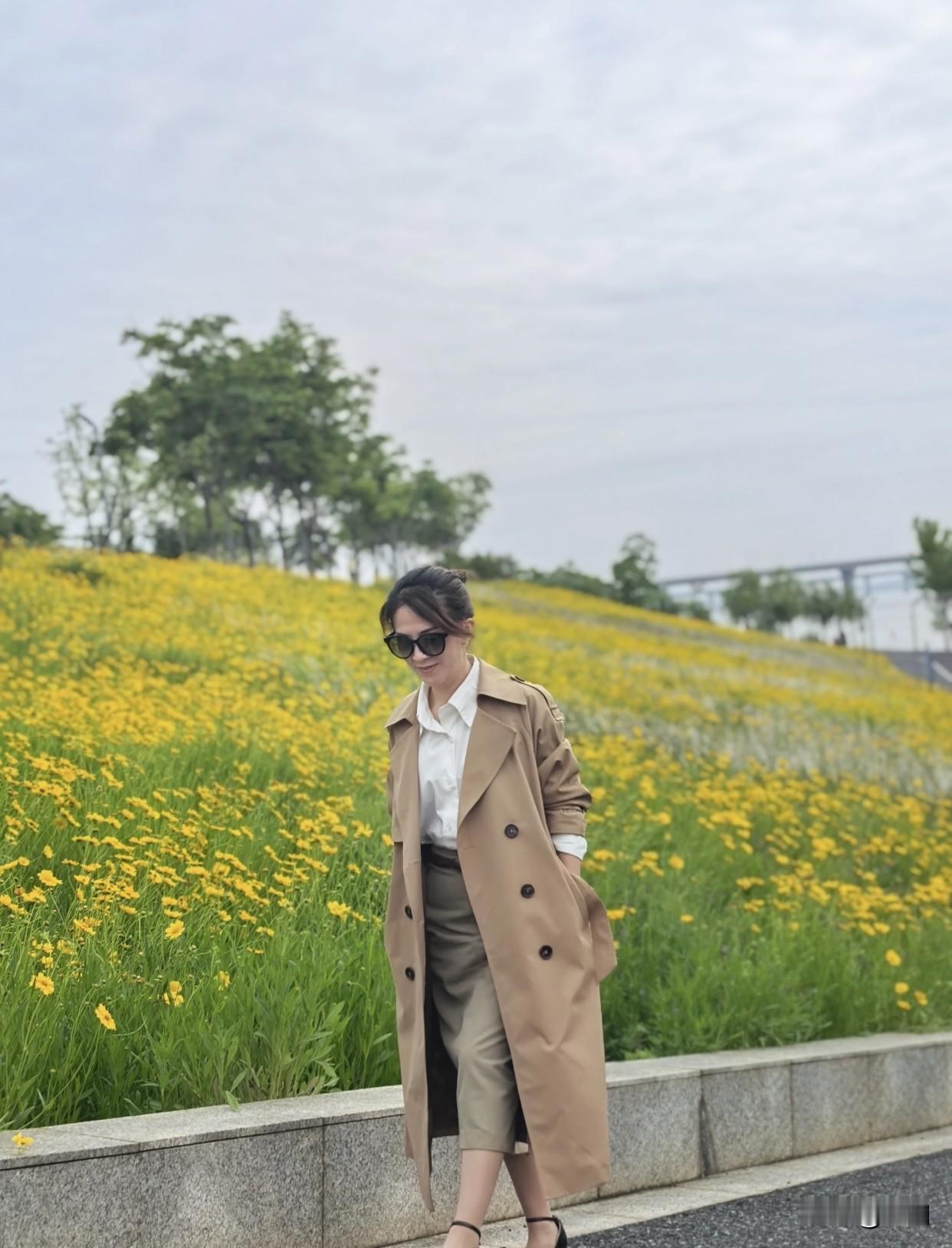 高级感穿搭是什么样的？漫步在花海中的时尚都市女性