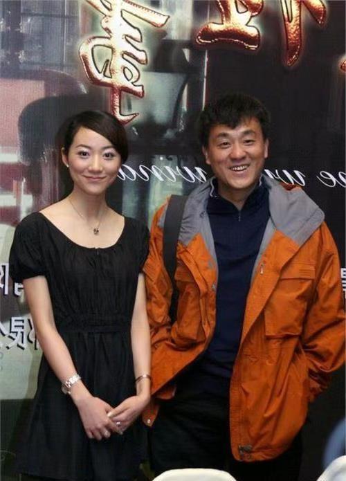 1997年，何冰遇到了多年未见的女同学李海洋，女同学说：“我都29了，嫁不出去了