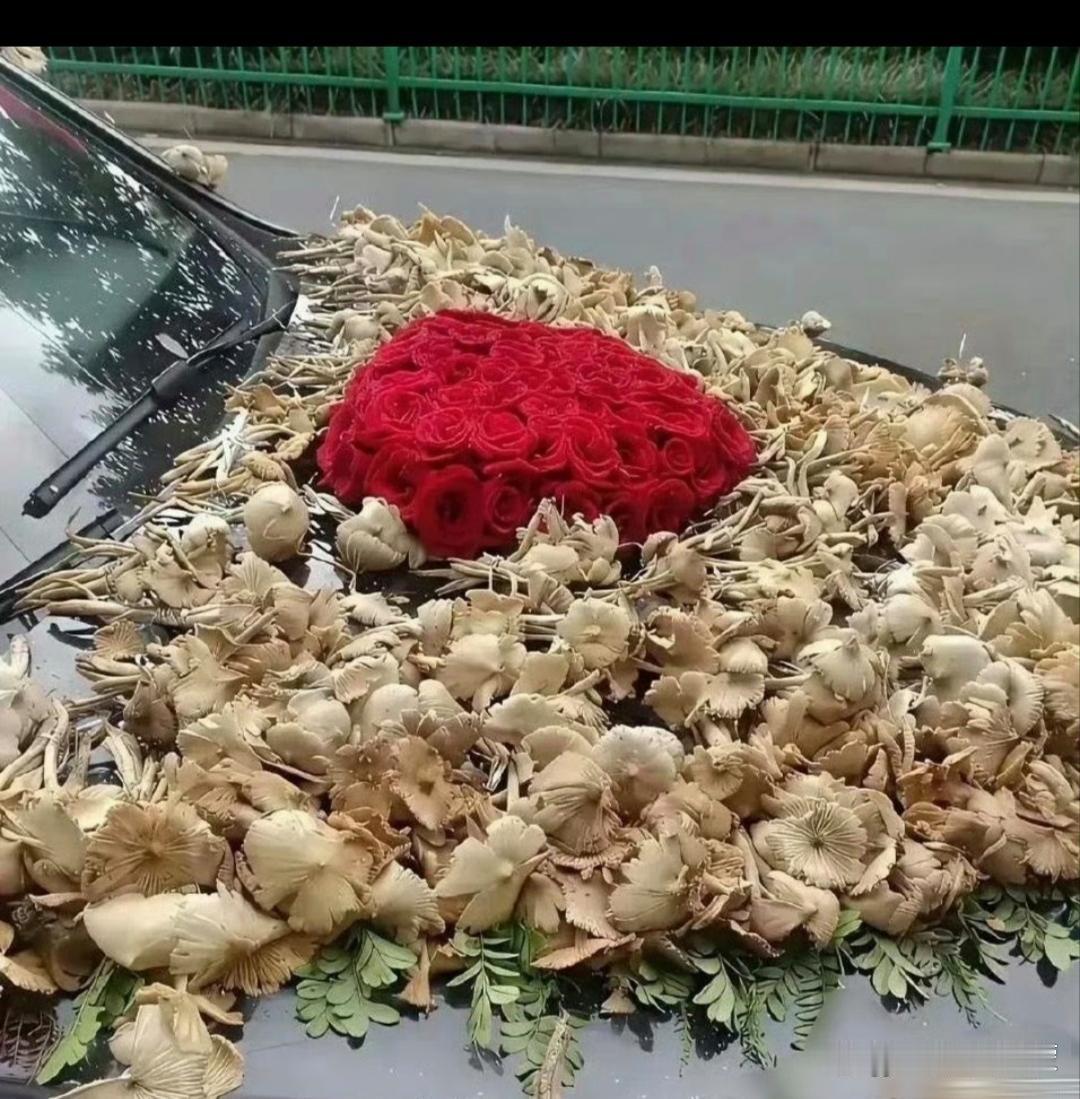 在马路上被一辆婚车惊呆了,这是哪个地方的习俗