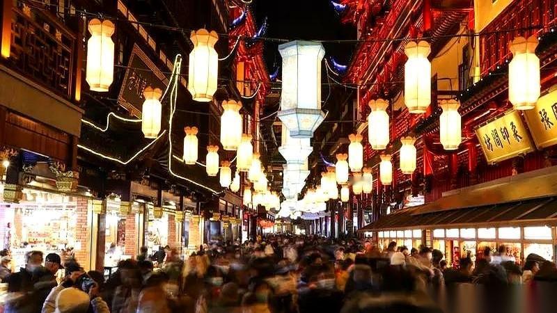 静安寺街头，我那老家月入过万的哥们，死死捏着一杯三十多块的拿铁，盯着咖啡馆门口的
