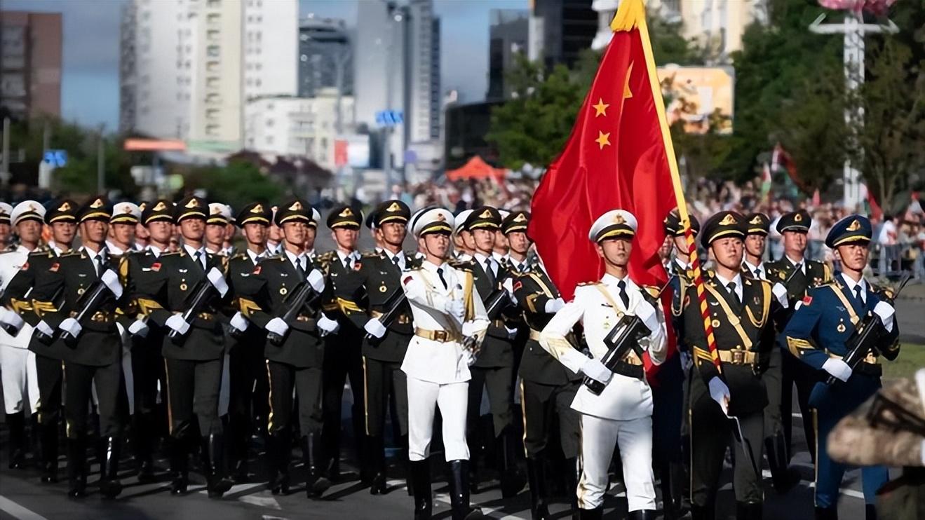 外媒:为什么中国仪仗队在越南一亮相,越南的女生就集体失控了?