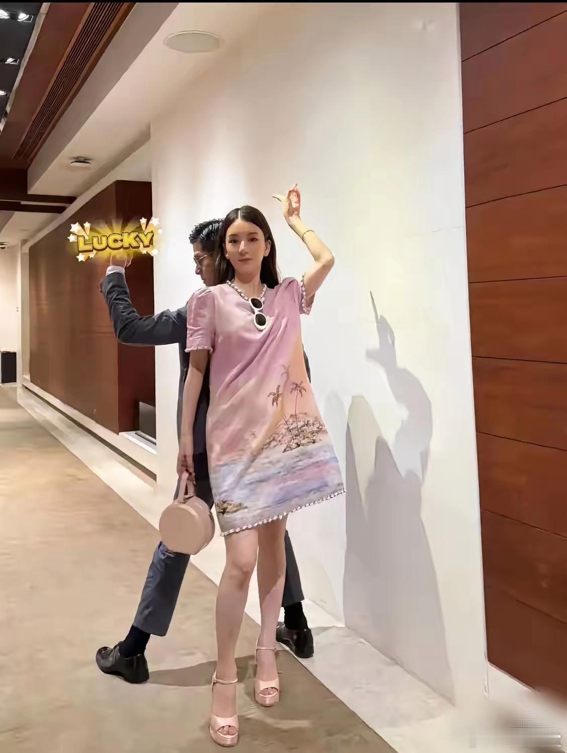方媛这图修的，生怕别人不知道郭富城矮吗？拉开自己的腿，不管老公的腿。最后一张像蜡