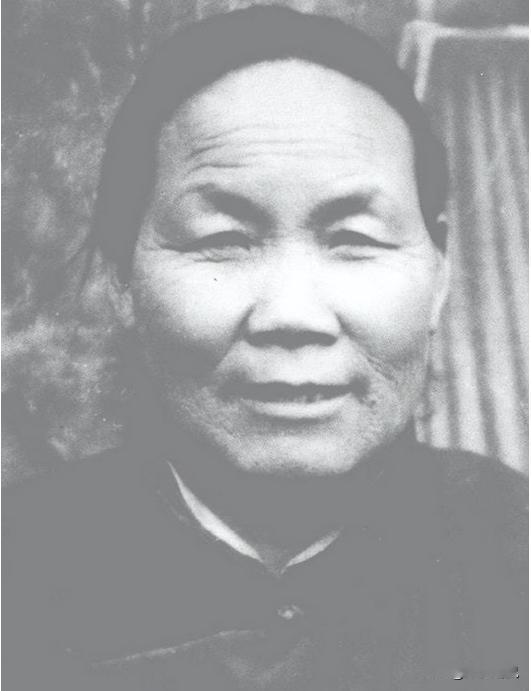 1940年，山东一大娘给八路军煮了浓稠的小米粥，饥饿的战士们狼吞虎咽。班长发觉不