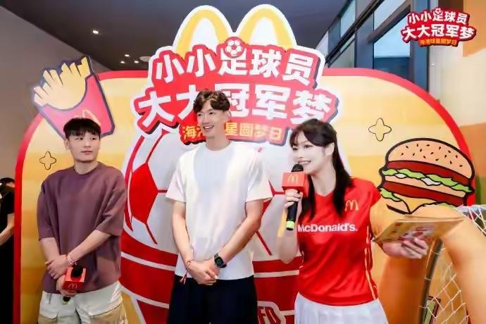海港与麦当劳合作！申花完全可以考虑和肯德基合作啊！我们看到海港与麦当劳进行了一系