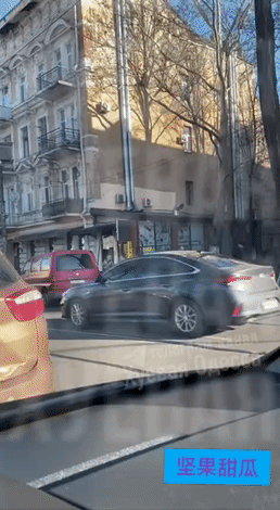 乌克兰征兵办没办法。在敖德萨，一群征兵办在值岗抓人，一名腿部有问题的青年人看不惯